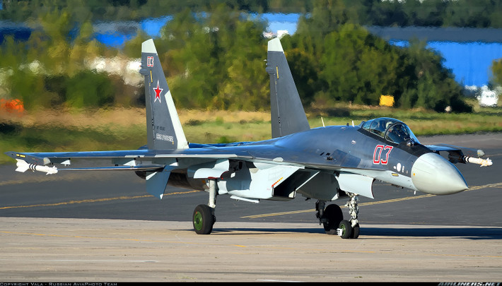 Tiêm kích đa năng Su-35S là máy bay chiến đấu thế hệ 4++ do Nga phát triển trên cơ sở tiêm kích Su-27 với một loạt các công nghệ máy bay thế hệ 5 ứng dụng biến nó trở thành một trong những chiến đấu cơ tối tân bậc nhất thế giới.
