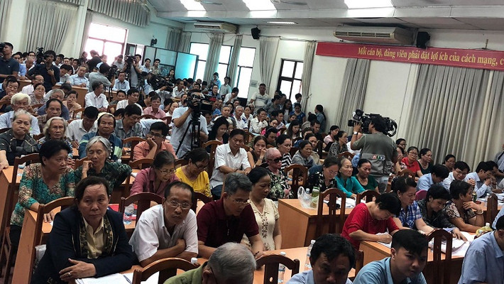 Dù đến 14h chiều nay 9/5, Hội nghị Đại biểu Quốc Hội khoá XIV tiếp xúc cử tri mới bắt đầu nhưng từ 13h cùng ngày đã có hàng trăm người dân đội nắng nóng, tay ôm nhiều sấp hồ sơ dày cộm mà tất cả nội dung đều có liên quan đến vấn đề quy hoạch Thủ Thiêm.