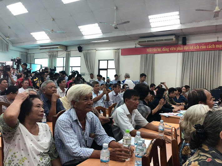 Trong ảnh, hàng trăm người dân ngồi chật kín hội trường diễn ra buổi tiếp xúc cử tri.