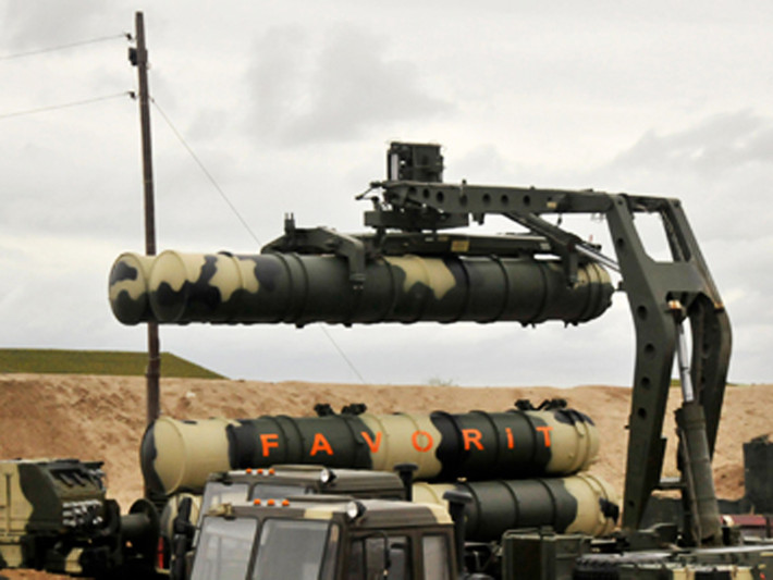 S-300PU2 có khả năng bắn hạ các mục tiêu khí động ở cự ly 3-200km, độ cao 10m tới 27km; mục tiêu đạn đạo là 5-40km ở độ cao 2-25km. Các hệ thống kiểm soát của S-300PMU2 có thể tiêu diệt đồng thời 36 mục tiêu với khả năng dẫn đường cho 72 tên lửa cùng lúc (tỉ lệ 2 đạn/mục tiêu).