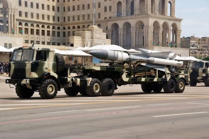 Ngoài ra, Azerbaijan còn có 2-3 tổ hợp tên lửa phòng không tầm siêu xa S-200 Angara với tầm bắn 200-300km, độ cao bắn chặn đến 40km.