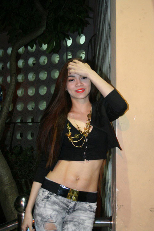 Và sexy với áo crop top khoe vòng hai nóng bỏng.