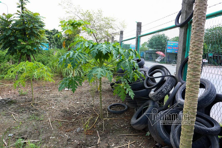 Lốp ô tô, xe máy cũ cũng được "tập kết" trong hàng rào bảo vệ tuyến đại lộ Thăng Long