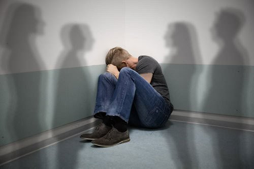 Hội chứng sợ không gian hẹp (Claustrophobia): Đây là một nỗi ám ảnh về tình huống, thường bắt đầu bằng cảm giác lo lắng và sợ hãi tột độ khi ở trong không gian hẹp hoặc ở chốn đông người.