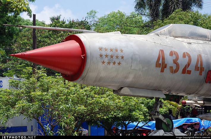Tuy nhiên, các phi công trẻ của Không quân Nhân dân Việt Nam lại lập nên nhiều chiến thắng oanh liệt trong cuộc chiến bảo vệ bầu trời miền Bắc từ 1964-1972, bắn hạ hàng trăm máy bay Mỹ.