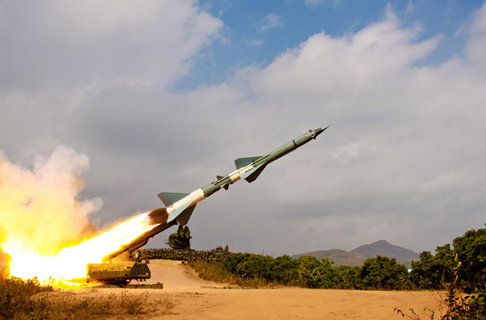 Ba binh chủng thuộc nhánh phòng không gồm: Pháo phòng không (thành lập ngày 1/4/1953); radar (thành lập ngày 21/3/1958) và tên lửa (thành lập ngày 24/3/1967) đã lập được nhiều thành tích, bắn hạ đến hàng nghìn máy bay chiến đấu trong cuộc chiến tranh bảo vệ Tổ quốc. Đặc biệt, các tên lửa SAM-2 mà Liên Xô cung cấp cho Việt Nam trong kháng chiến chống Mỹ đã hạ đo ván nhiều B-52 trên bầu trời Hà Nội và nhiều nơi khác.
