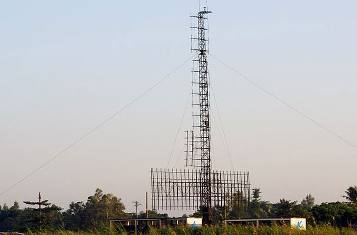 Trong ảnh là hệ thống radar cảnh giới Vostock E (Belarus) có thể phát hiện máy bay chiến đấu ở cự ly 350km và bám cùng lúc không dưới 120 mục tiêu. Đặc biệt, nó cũng có khả năng bắt máy bay tàng hình ở cự ly 72km trong môi trường bị đối phương gây nhiễu điện tử mạnh. Vostock E được xem là một trong những hệ thống radar hiện đại nhất quân đội ta hiện nay.