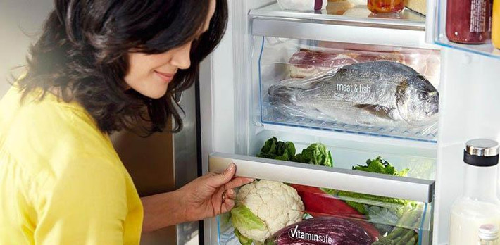 Tuy nhiên, bạn đừng vứt đi tất cả đồ ăn trong tủ lạnh, bởi nhiều thực phẩm vẫn còn “tái chế” được. Hãy quan sát, nếu thấy thực phẩm vẫn còn mùi thơm, sờ không thấy nhớt, nhìn không thấy đổi màu, hay có dấu hiệu mốc thì vẫn có thể giữ lại, thay đổi cách chế biến.