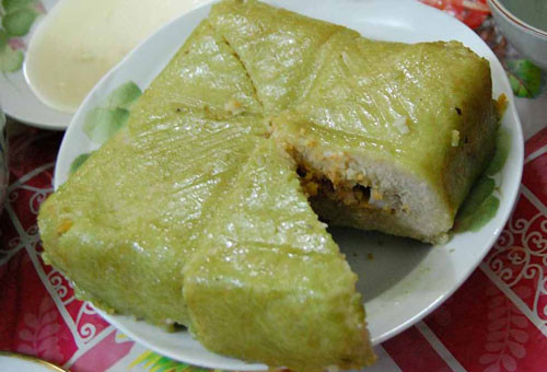 Nếu thấy bánh chưng, giò, thịt đã chế biến có hiện tượng đổi màu, hay bị nhớt, hoặc có mùi chua thì cần lập tức vứt ngay chứ đừng tiếc rẻ. Với rau, củ, quả cũng vậy, nếu nhìn thấy rau đã héo, hoặc bị mềm, nhũn thì nên vứt.