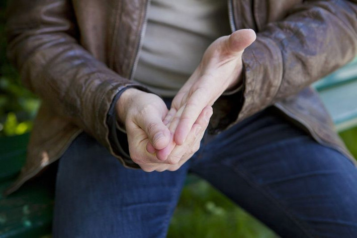 Hội chứng Raynaud: Đây là một bệnh làm ngăn lưu thông máu đến một số bộ phận của cơ thể, thường là ngón tay và ngón chân. Da ở các bộ phận này sẽ chuyển sang màu xanh và trở nên lạnh, đau, tê hoặc nhói.