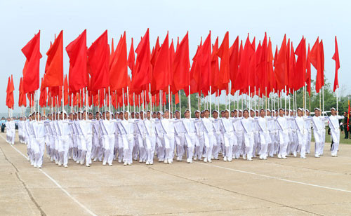 Tại các địa điểm kiểm tra, Đoàn công tác đã nghe chỉ huy các Cụm báo cáo kết quả, thành tích của các cơ quan, đơn vị trong tổ chức bảo đảm và duy trì luyện tập của các khối, các đơn vị, đồng thời tham quan các lực lượng tham gia diễu binh, diễu hành diễu qua lễ đài theo kịch bản Lễ kỷ niệm 70 năm Quốc khánh nước Cộng hòa xã hội chủ nghĩa Việt Nam đã xác định. Ảnh: Khối Hồng kỳ.