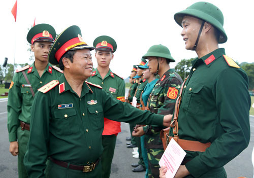 Sáng 22/7, Đoàn công tác của Bộ Quốc phòng do Thượng tướng Đỗ Bá Tỵ, Ủy viên Trung ương Đảng, Ủy viên Thường vụ Quân ủy Trung ương, Tổng Tham mưu trưởng QĐND Việt Nam, Thứ trưởng Bộ Quốc phòng dẫn đầu, đến thăm, tặng quà, kiểm tra việc luyện tập diễu binh, diễu hành của các đơn vị tại các cụm: Trung tâm huấn luyện Miếu Môn, Sân bay Hòa Lạc, Làng văn hóa các dân tộc Việt Nam và Đội bắn pháo lễ của Lữ đoàn 45 (Binh chủng Pháo binh). Cùng đi có Trung tướng Nguyễn Quốc Khánh, Phó Tổng Tham mưu trưởng, Trưởng Tiểu ban diễu binh, diễu hành cấp Nhà nước, kỷ niệm 70 năm Quốc khánh nước CHXHCN Việt Nam (2/9-1945/2/9/2015). Ảnh: Thượng tướng Đỗ bá Tỵ kiểm tra và động viên các lực lượng tham gia lễ diễu binh.