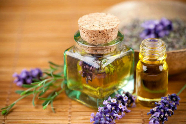 Để đa dạng hơn, bạn có thể sử dụng những hương thơm khác nhau cho những khu vực khác nhau trong nhà. Ví dụ như hương hoa oải hương cho phòng khách, hương gỗ thơm cho phòng ngủ và hương bạc hà cay cho phòng tắm.
