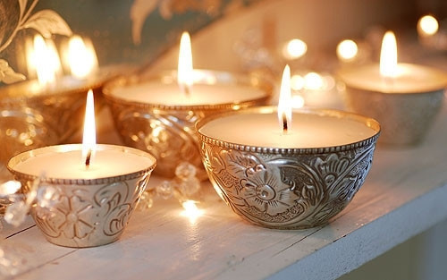 Thắp nến nhất là vào buổi tối cũng là một lựa chọn thú vị, làm cho không gian trở nên huyền ảo với ánh lửa ấm áp, lung linh lại vừa thoang thoảng mùi hương ấm áp trong không khí Tết. Tuy nhiên, bạn nên chọn những ngọn nến với hương tự nhiên, thân thiện môi trường và cũng an toàn hơn cho sức khỏe.