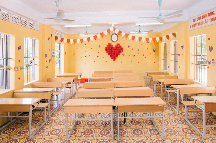Nhìn xung quanh vẫn là các bạn, vẫn chỗ ngồi cũ, mọi người đều 17 tuổi…. Được biết, lớp 12K đã tốt nghiệp, nhưng trước khi tốt nghiệp, cả lớp không có một bộ kỷ yếu nào để ghi dấu tuổi học trò. Thế là lớp và nhiếp ảnh gia đã nảy ra ý tưởng này. Quá trình chụp bộ ảnh diễn ra rất thuận lợi, đặc biệt nhất là có sự tham gia nhiệt tình của cả thầy giáo chủ nhiệm.
