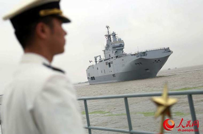 Hôm 9/5, tàu đổ bộ Mistral mang tên Dixmude (L9015) đã có chuyến thăm tới căn cứ Hải quân Trung Quốc lần đầu tiên. Chuyến thăm diễn ra trong bối cảnh có những thông tin cho rằng, Pháp sẽ bán các tàu đổ bộ Mistral đóng theo đơn hàng của Nga cho Hải quân Trung Quốc.