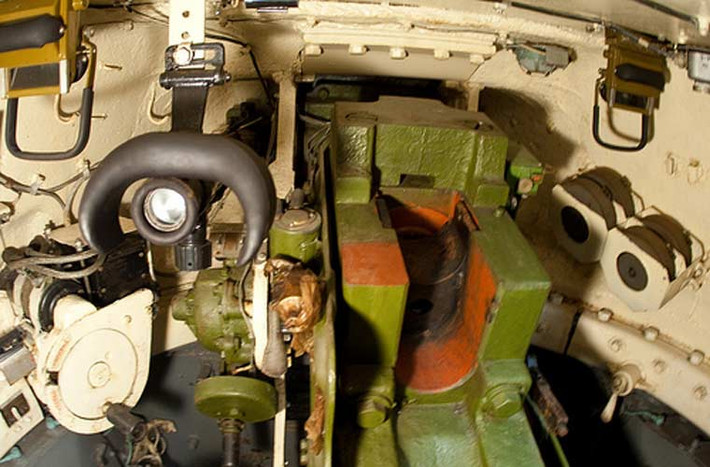 T-34-85 được trang bị pháo chính 85mm Zis có thể bắn nhiều loại đạn: đạn nổ mạnh, đạn chống tăng. Trong chiến tranh Thế giới thứ 2, pháo này được đánh giá là đủ sức xuyên thủng giáp tăng hạng nặng Tiger I của Đức cách 500m với góc chạm 30 độ. Hoặc xuyên thủng giáp trước tăng hạng trung Panther cách 500m góc chạm 30 độ. Với các dòng tăng hạng nhẹ, thiết giáp hạng nhẹ thì nó giáp cũng chưa dày bằng Tiger I hay Panther. Vì thế, pháo này hoàn toàn hữu hiệu trong tác chiến chống đổ bộ đường biển. Ảnh: bộ phận nạp đạn pháo 85mm trong xe tăng T-34-85.