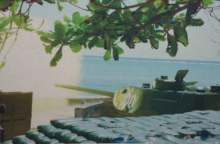 Theo đó, tuy được xếp hạng khá cũ nhưng hỏa lực của xe tăng T-34-85 vẫn rất hữu hiệu trong tác chiến chống đổ bộ (chống xe tăng, thiết giáp lội nước vốn được bọc thép mỏng; chống tàu đổ bộ nhỏ chở quân đánh chiếm bờ biển, đảo). Trong ảnh, ụ pháo tăng T-34-85 đặt trên các đảo thuộc quần đảo Trường Sa huấn luyện phòng thủ bắn mục tiêu trên biển trong diễn tập năm 2012. Ảnh tư liệu Bảo tàng TTG.