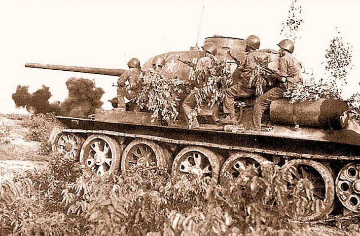 T-34-85 trong quân đội ta không trực tiếp tham chiến nhiều. Sau lần ra quân đầu tiên ở chiến dịch đường 9 Nam Lào tháng 3/1971 trong đội hình Tiểu đoàn xe tăng 397, loại xe này chỉ xuất hiện thêm trong một số trận đánh tại mặt trận Cánh đồng Chum-Xiêng Khoảng (1971-1972), Trị-Thiên-Huế (4/1975) và Lạng Sơn (2/1979).