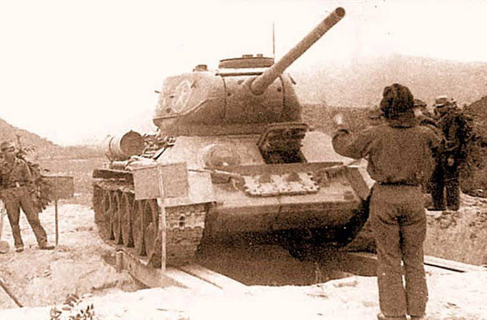 Tháng 7/1960, 35 chiếc xe tăng T-34-85 được đưa vào Việt Nam trong đội hình trung đoàn xe tăng đầu tiên của quân đội ta mang phiên hiệu 202. Để phù hợp với điều kiện chiến đấu, ta đã tự cải tiến nhiều xe T-34-85 gắn thêm đại liên phòng không DShK cỡ 12,7mm (nguyên gốc không có) trên nóc tháp pháo.
