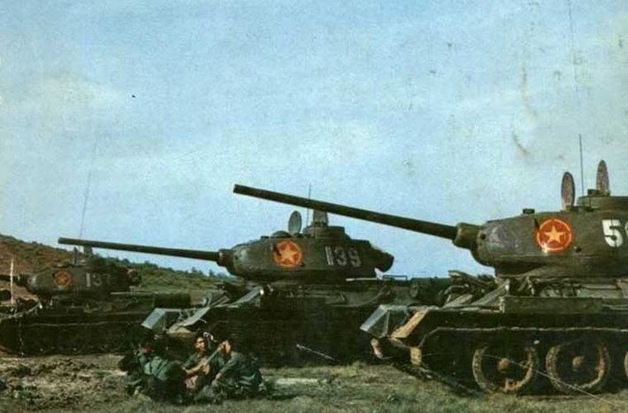 Xe tăng T-34-85 có trọng lượng 32 tấn, bọc giáp dày 20-90mm, lắp pháo chính 85mm với 60 viên đạn, dự trữ hành trình 240km. Ảnh: ảnh màu hiếm hoi về hoạt động của xe tăng T-34-85 trong Quân đội Nhân dân Việt Nam sau chiến tranh.