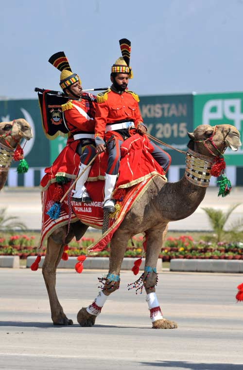 Kỵ binh cưỡi lạc đà của Quân đội Pakistan.