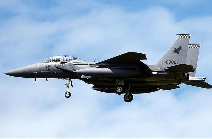 Singapore là quốc gia duy nhất khu vực sở hữu tiêm kích đa năng hạng nặng F-15SG. Đây là loại tiêm kích rất mạnh của Mỹ, có khả năng mang tới 10,4 tấn vũ khí (lớn hơn cả khả năng mang tải của Su-30MK/MK2).
