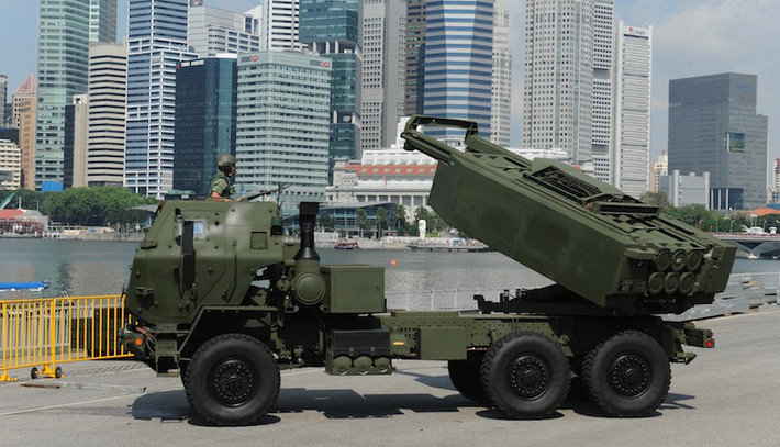Singapore cũng là nước duy nhất 18 khẩu pháo phản lực HIMARS cực mạnh do Mỹ sản xuất. Đây là loại pháo phản lực tiên tiến, tầm bắn xa, độ chính xác cao. Pháo phản lực HIMARS có khả năng bắn đạn rocket cỡ 227mm đi xa 30-45km, hoặc 70km với đạn chính xác cao dẫn đường bằng hệ định vị vệ tinh GPS (GMLRS). Đặc biệt, nó có thể mang phóng cả tên lửa đạn đạo chiến thuật – chiến dịch MGM-140.