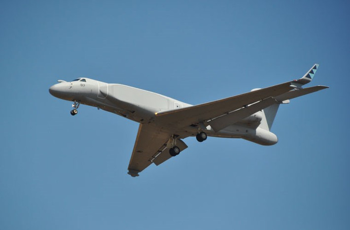 Không quân Singapore còn sở hữu những “mắt thần” trên không G550 AEW với hệ thống radar mạng pha quét chủ động EL/W-2085 có thể theo dõi 100 mục tiêu ở cự ly 370km. So với Saab 340 AEW của Thái Lan thì G550 mạnh hơn một chút.