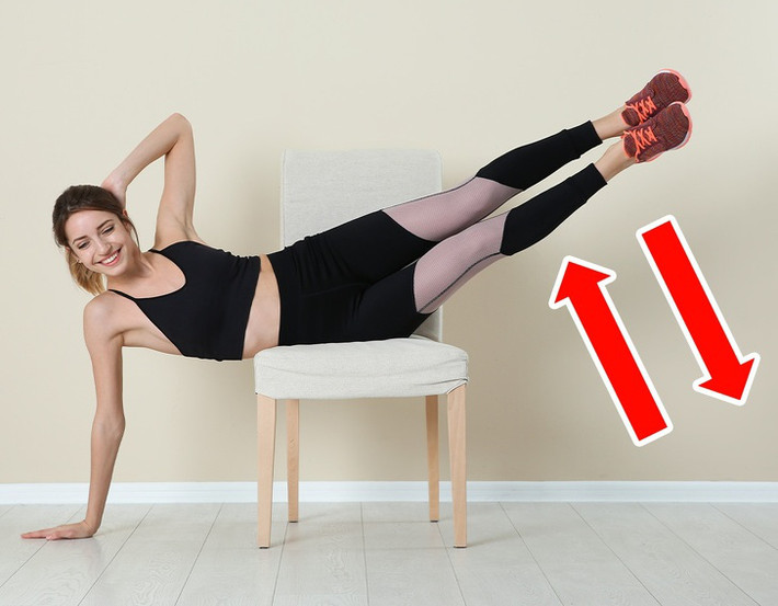 Tập gập bụng nghiêng trên ghế: Việc của bạn cần làm chỉ là gập bụng khi nằm nghiêng trên hông, chân đưa lên xuống. Trước hết, thực hiện bài tập ở bên phải. Sau đó, đổi sang bên trái.