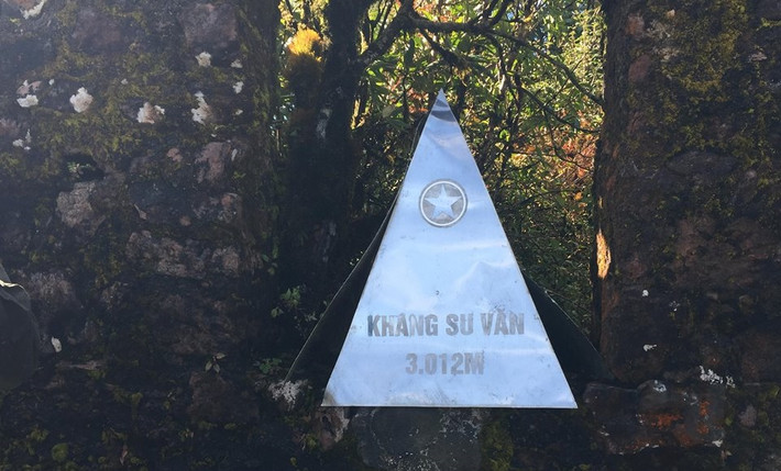 Khang Su Văn: Khang Su Văn (hay Hoàng Liên San) là đỉnh núi nằm ở độ cao 3.012m, giữa hai cột mốc số 79 và 80 trên đường biên giới Việt Nam - Trung Quốc. Khang Su Văn thuộc xã Pa Vẩy Sử (huyện Phong Thổ).