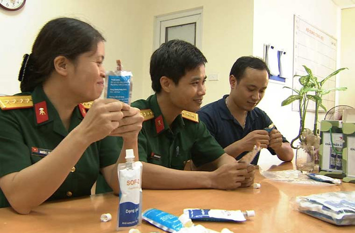 Cán bộ, nhân viên của viện thử sản phẩm do chính tay làm ra.