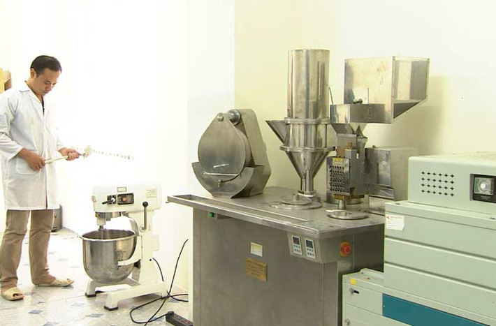 Gần đây, Viện khoa học công nghệ Bộ Quốc phòng đã sản xuất thử nghiệm thành công khẩu phần ăn phục vụ lực lượng làm nhiệm vụ đặc biệt. Loại khẩu phần ăn đặc biệt này có ưu điểm là hàm lượng đạm cao, cung cấp đủ nhiệt lượng cho cơ thể hoạt động, bảo đảm vệ sinh an toàn thực phẩm, gọn, nhẹ, dễ vận chuyển và sử dụng được trong mọi điều kiện thời tiết. Ảnh: Một khâu trong quy trình công nghệ chế thử sản phẩm khẩu phần ăn dạng tuýp.