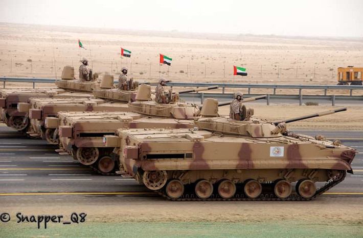 UAE đã nhập khẩu tổng cộng 652 chiếc xe chiến đấu bộ binh BMP-3 từ Nga. Đây là loại xe chiến đấu bộ binh rất hiện đại và mạnh mẽ của Nga, được trang bị hệ thống giáp bảo vệ tiên tiến, hỏa lực mạnh mẽ đủ sức hủy diệt xe tăng khác. Ảnh: BMP-3 của UAE trong một cuộc duyệt binh.