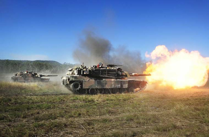 M1 Abrams nặng đến 67 tấn, dài 9,77m, rộng 3,66m, kíp lái 4 người. Phần thân và tháp pháo dùng công nghệ giáp Chobham tuyệt mật của Anh kết hợp giáp tăng cường Uranium nghèo. Hỏa lực gồm pháo 120mm M256 cùng đại liên 12,7mm và 7,62mm.