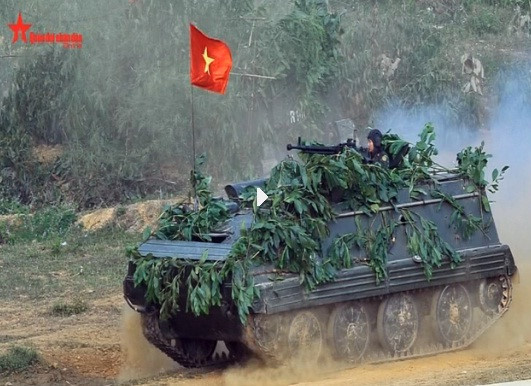 Xe được trang bị động cơ diesel làm mát bằng không khí, công suất 320 mã lực cho tốc độ 65km/h trên đường bằng phẳng, tầm hoạt động 500km với bình xăng 450 lít. Xe có khả năng lội nước khá tốt bằng xích, ở trước thân có tấm chắn để cản nước, khi không cần thì gấp gọn tăng khả năng chống đạn ở mặt trước. Nguồn ảnh: Báo QĐND