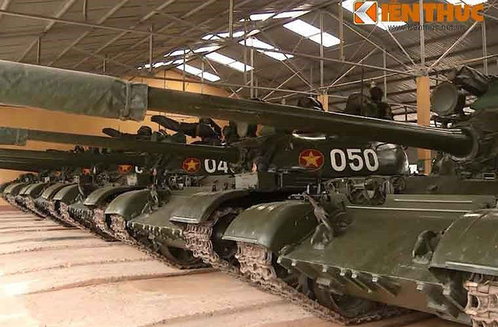 Vì thiết kế trên cơ sở T-54A nên nhìn chung Type 59 có tính năng kỹ chiến thuật tương đương với trọng lượng 36 tấn, dài 6,04m, bọc giáp dày 20-203mm, trang bị pháo rãnh xoắn 100mm, tốc độ tối đa 50km/h.