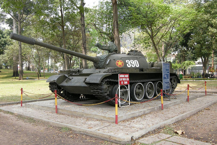 Chắc hẳn nhiều người cảm thấy bất ngờ khi Type 59 có hình dạng hệt những chiếc T-54 mà Liên Xô cung cấp cho Việt Nam. Thực vậy, Type 59 được nhà máy Nội Mông (nay thuộc Tập đoàn công nghiệp Hoa Bắc - NORINCO) sản xuất từ năm 1958 trên cơ sở tham khảo sâu thiết kế của dòng xe tăng T-54A Liên Xô. Trong ảnh, phiên bản xe 390 đặt tại Dinh Độc Lập, xe gốc hiện đặt tại Bảo tàng Lực lượng Tăng – Thiết giáp (đường Hoàng Quốc Việt, Hà Nội). Nguồn ảnh: Wikipedia