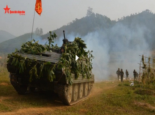 Sau chiến tranh, suốt một thời gian dài, xe thiết giáp K63 ít được nhắc tới trên các phương tiện thông tin đại chúng. Và tưởng như chúng đã được cho nghỉ hưu, thế nhưng vào năm 2016, trong cuộc diễn tập bắn đạn thật của Quân khu 2, Lữ đoàn Tăng – Thiết giáp 406 đã sử dụng các xe bọc thép K63 chi viện cho bộ binh tiến công tiêu diệt kẻ địch giả định. Nguồn ảnh: Báo QĐND