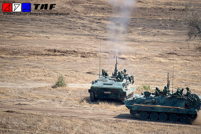 Các khẩu đội cối đặt trên xe bọc thép Type 85 đang khai hỏa.