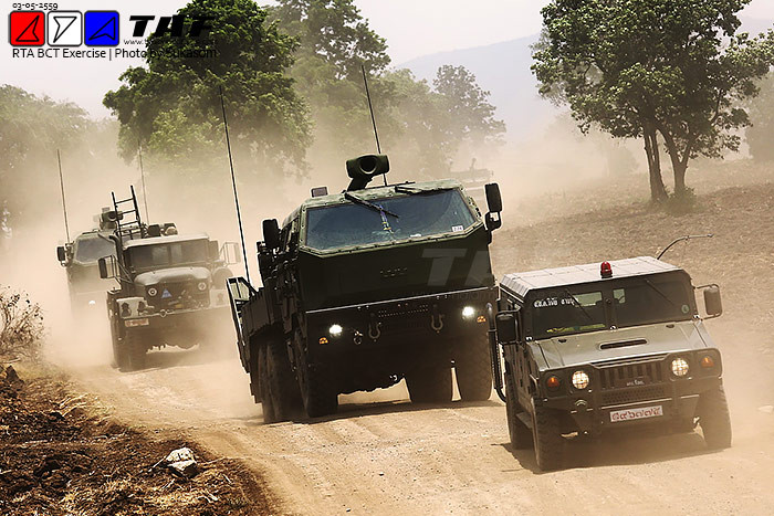 Đội hình pháo tự hành ATMOS 2000 hành quân với sự hộ tống từ xe Humvee.