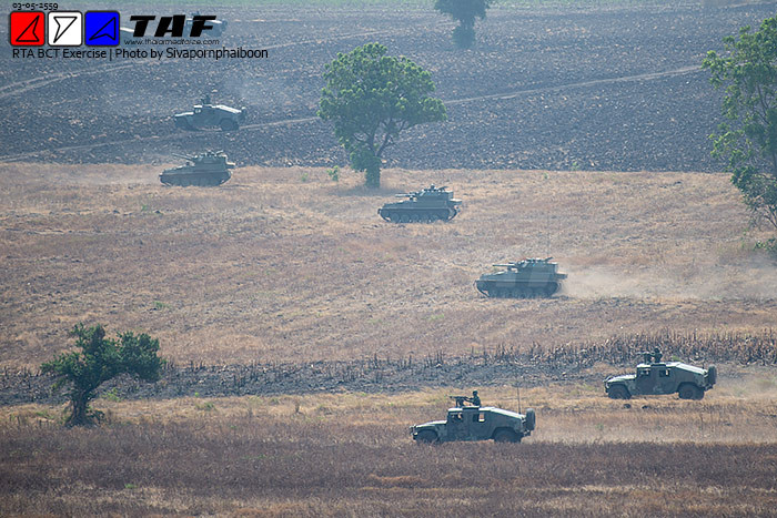 Đội hình hỗn hợp xe bọc thép Humvee cùng xe tăng hạng nhẹ FV101 Scorpion hành quân.