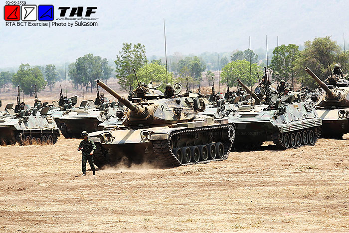 Xe tăng M60A3 Patton cùng xe bọc thép Type 85 tại điểm tập kết.