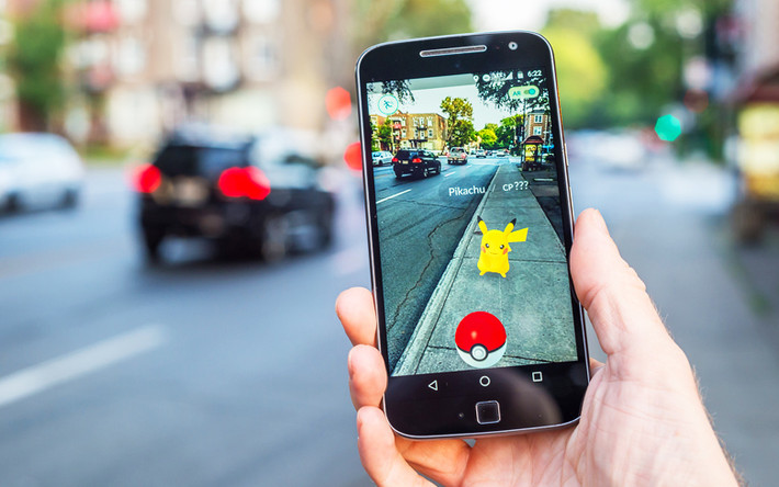 Tựa game tương tác ảo trên smartphone cho phép người chơi bắt, huấn luyện và trao đổi các Pokémon ảo dựa trên thế giới thực. Cảm giác được phiêu lưu mọi nơi để tìm bắt những con quái vật và khả năng chia sẻ ảnh ngay tức khắc giúp game gây sốt nhanh chóng, bạn có thể vừa đi dạo cùng bạn bè, vừa cùng nhau bắt Pokemon.