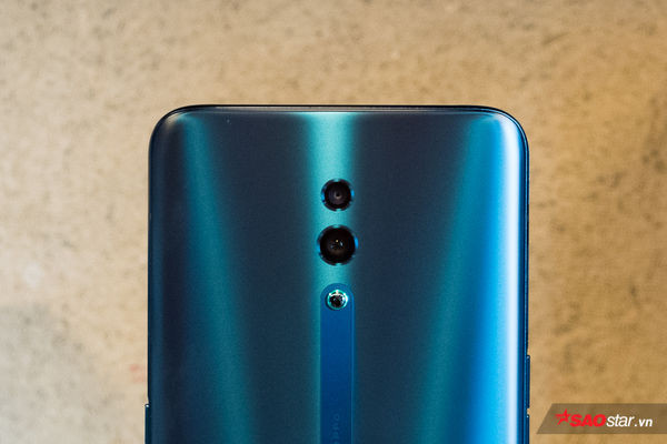 Về thông số, OPPO Reno trang bị một camera chính có cảm biến lên đến 48MP, khẩu độ f/1.7, cùng một camera phụ đo độ sâu trường ảnh 5MP, khẩu độ f/2.4. Với cấu hình như trên, máy có khả năng quay video 4K 30fps và 1080p ở mức 120fps.