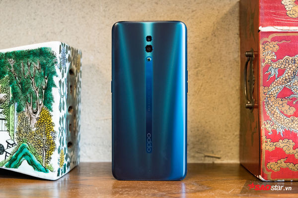 Về cấu hình, OPPO Reno phiên bản tiêu chuẩn trang bị vi xử lý Qualcomm Snapdragon 710 với 8 nhân, sản xuất triên tiến trình 10nm, GPU Andreno 616. Đi kèm là dung lượng chính thức là 6GB RAM và 256GB ROM.