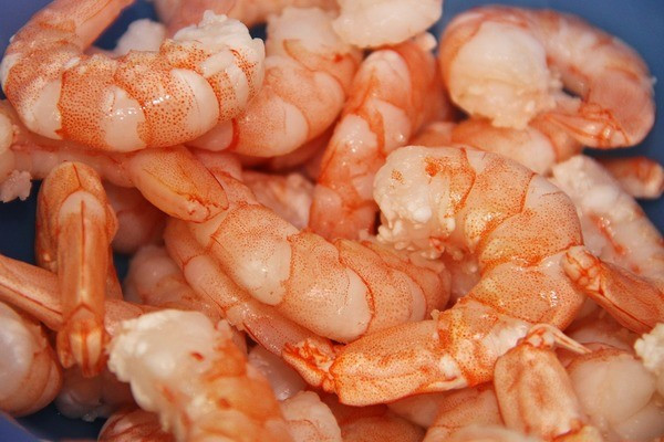 8. Tôm Tôm là một thực phẩm tuyệt vời cho tóc vì nó chứa protein, vitamin B, kẽm, sắt và vitamin D, tất cả đều có thể thúc đẩy các lọn tóc chắc khỏe. Nếu bạn bị thiếu hụt nguồn vitamin D cần thiết do môi trường làm việc trong nhà thường xuyên, bổ sung tôm cho bữa ăn là một cách hiệu quả để giữ tóc khỏe mạnh.