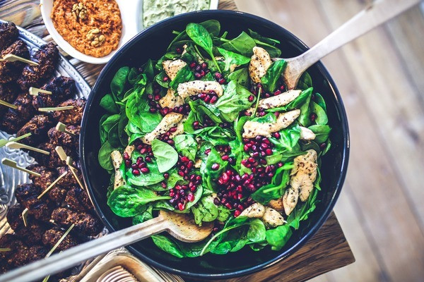 3. Rau chân vịt Rau chân vịt cung cấp các chất dinh dưỡng như folate, sắt và vitamin A và C. Mỗi loại đều có vai trò trong việc tăng trưởng tóc khỏe mạnh. Vitamin A đặc biệt giúp các tuyến da sản xuất bã nhờn giúp giữ ẩm cho da đầu, giữ cho tóc khỏe mạnh. Sắt giúp các tế bào hồng cầu mang oxy đến hỗ trợ sự phát triển và phục hồi tóc.