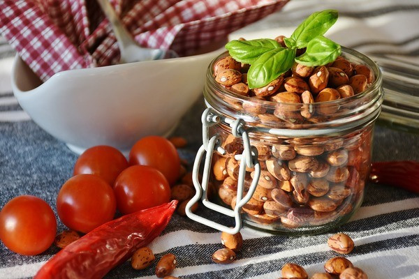 9. Đậu Nếu bạn cắt thịt ở chế độ ăn thì đậu là giải pháp bổ sung protein hữu ích. Ngoài ra các loại hạt đậu còn cung cấp sắt, biotin, kẽm, folate, và tất cả những gì cần thiết cho tóc phát triển.