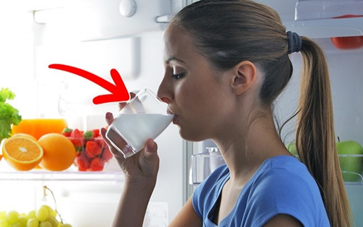 Không đi ngủ ngay: Cơn đói và mức glucose trong cơ thể thấp sẽ chúng ta khó ngủ và giấc ngủ sẽ không sâu. Điều thú vị là, việc thiếu ngủ làm tăng mức độ sản sinh hormone gây đói. Đây chính là lí do chúng ta ăn nhiều hơn vào sáng hôm sau sau khi bỏ bữa tối.
